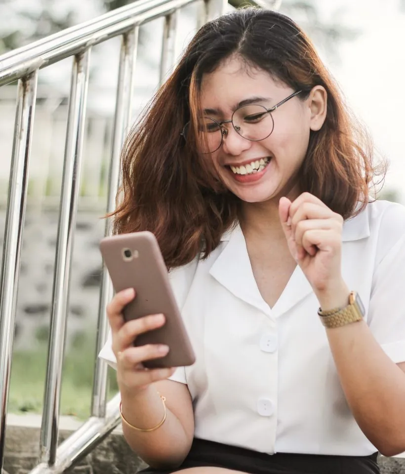 woman using ar filter